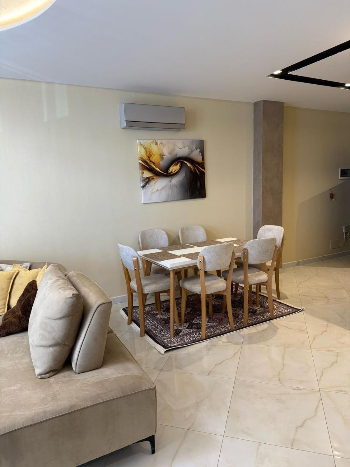 Apartament Nova Qerret *